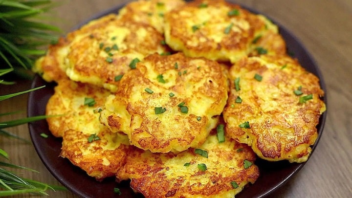 هم زدن تخم مرغ به صورت جداگانه از رازهای خوشمزگی کوکو سیبزمینی هم زدن تخم مرغ به صورت جداگانه از رازهای خوشمزگی کوکو سیبزمینی