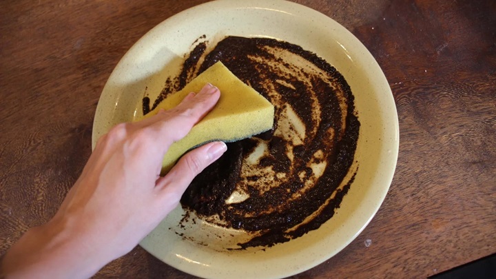  از بین بردن بوی زهم ظرف‌های تخم مرغی