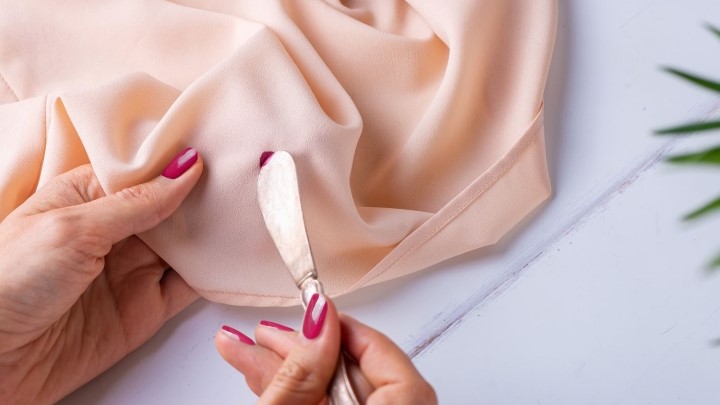 پاک کردن لاک ناخن از روی لباس عروس، پارچه ساتن، حریر و توری پاک کردن لاک ناخن از روی لباس عروس، پارچه ساتن، حریر و توری