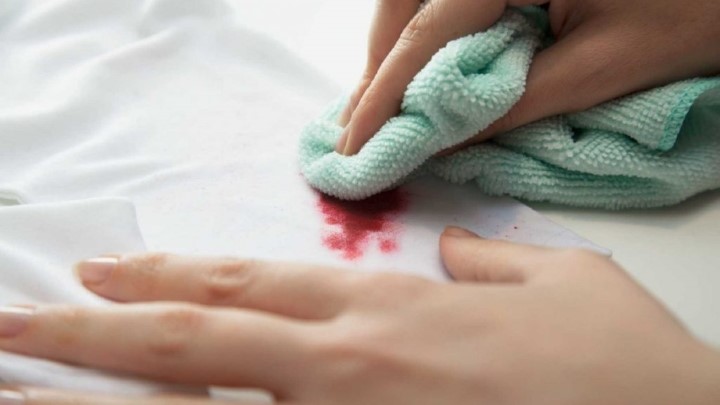 پاک کردن لاک ناخن از روی لباس سفید پاک کردن لاک ناخن از روی لباس سفید