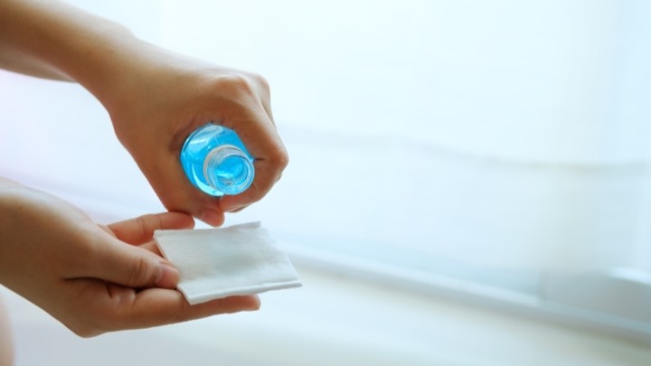 پاک کردن لکه ضد آفتاب از روی لباسها با استفاده از الکل پاک کردن لکه ضد آفتاب از روی لباسها با استفاده از الکل