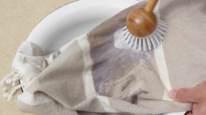 پاککردن لکههای ضدآفتاب با استفاده از صابون و آب پاککردن لکههای ضدآفتاب با استفاده از صابون و آب