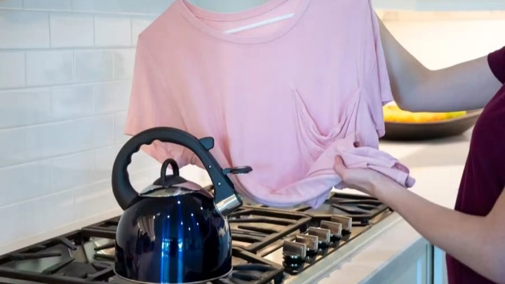 استفاده از کتری برای از بین بردن چروک لباس بدون اتو استفاده از کتری برای از بین بردن چروک لباس بدون اتو