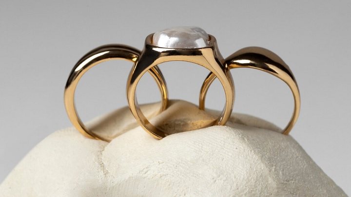 سادگیای که میدرخشد: انگشترهای طلا ظریف با نگینهای چشمنواز سادگیای که میدرخشد: انگشترهای طلا ظریف با نگینهای چشمنواز