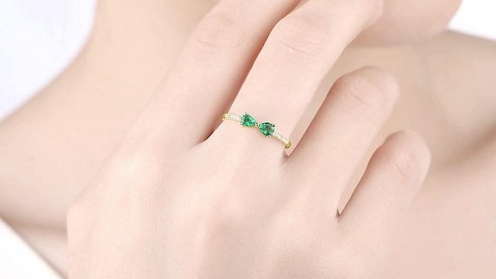 ظرافتی که هرگز از مد نمیافتد: انگشترهای طلا کلاسیک و نگیندار ظرافتی که هرگز از مد نمیافتد: انگشترهای طلا کلاسیک و نگیندار