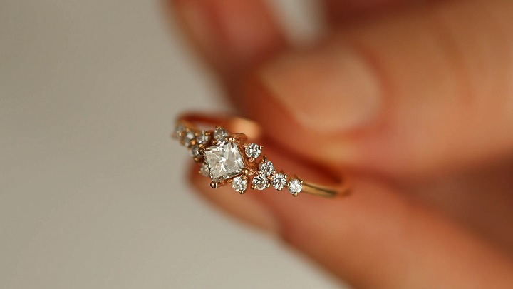 نگینی که نگاهها را به خود جلب میکند: انگشترهای طلا با طراحی خاص نگینی که نگاهها را به خود جلب میکند: انگشترهای طلا با طراحی خاص