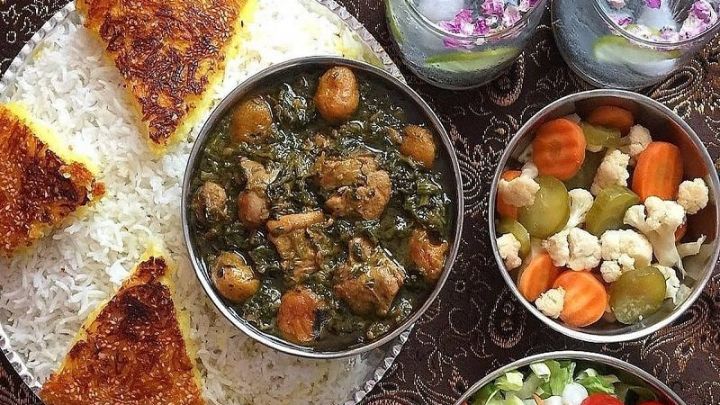 مراحل تهیه خورش آلو اسفناج با گوشت قلقلی