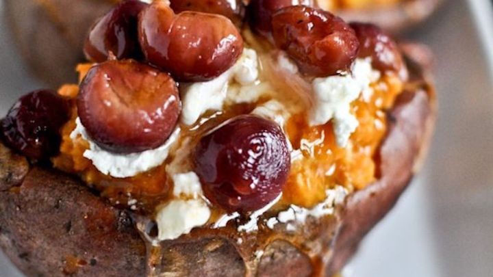 طرز تهیه سیب زمینی شکم پر با انگور و عسل