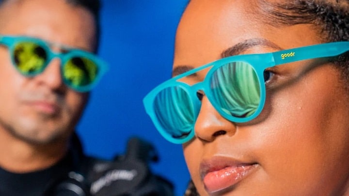 عینک‌های آفتابی با فریم رنگی