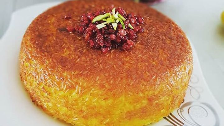 آماده‌سازی مرغ و پیاز برای ته چین قیسی