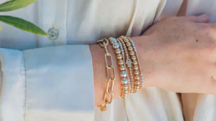 طلا و زیبایی در یک ترکیب بینظیر: دستبندهای زنانهای که شما را مجذوب خود میکند طلا و زیبایی در یک ترکیب بینظیر: دستبندهای زنانهای که شما را مجذوب خود میکند