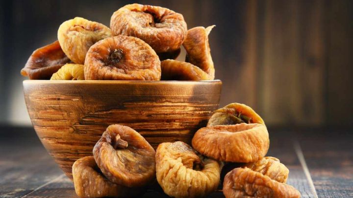 پرهیز از غذاهای تحریک‌کننده (آبلیمو، آبغوره، ترشی) از روش‌های درمان سوزش زبان پس از خوردن انجیر