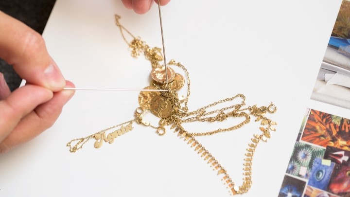 ترفند سوزن خیاطی برای باز کردن گره گردنبند ترفند سوزن خیاطی برای باز کردن گره گردنبند