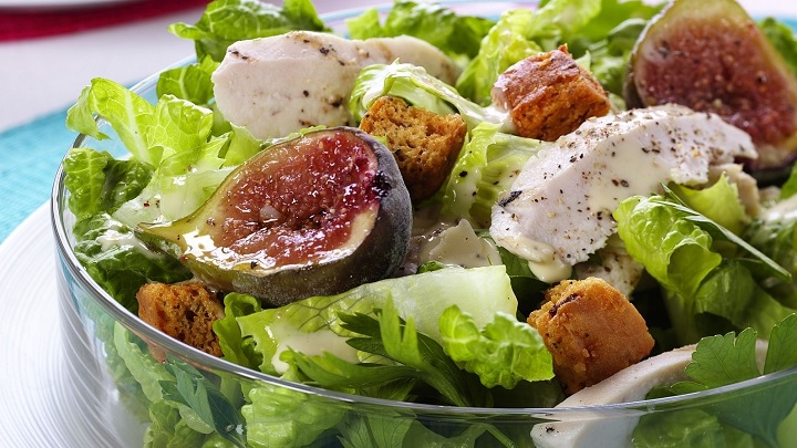 مراحل تهیه سالاد مرغ گرم و کاهو با سس انجیر مراحل تهیه سالاد مرغ گرم و کاهو با سس انجیر