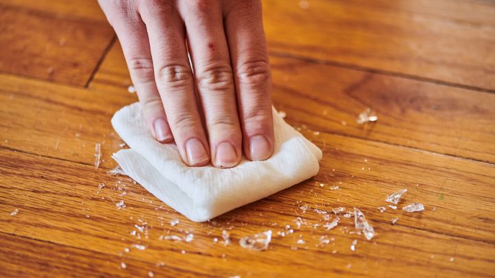 استفاده از گل برای جمع کردن خرده شیشه استفاده از گل برای جمع کردن خرده شیشه