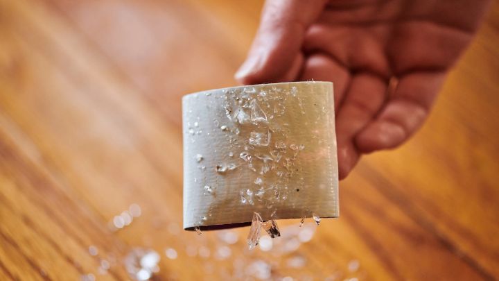 برای جمع کردن خرده شیشه از این روشها کمک بگیرید برای جمع کردن خرده شیشه از این روشها کمک بگیرید