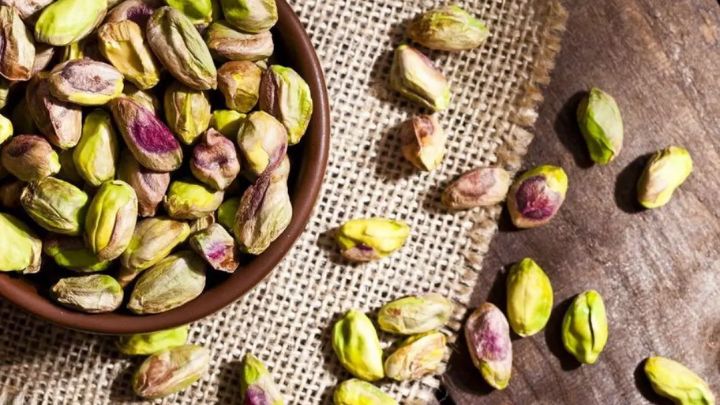 استفاده از برگ بو یا میخک برای کرم نزدن پسته استفاده از برگ بو یا میخک برای کرم نزدن پسته