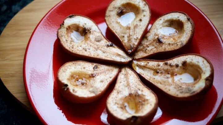 دسر گلابی پخته با دارچین و هل را سرو کنید دسر گلابی پخته با دارچین و هل را سرو کنید