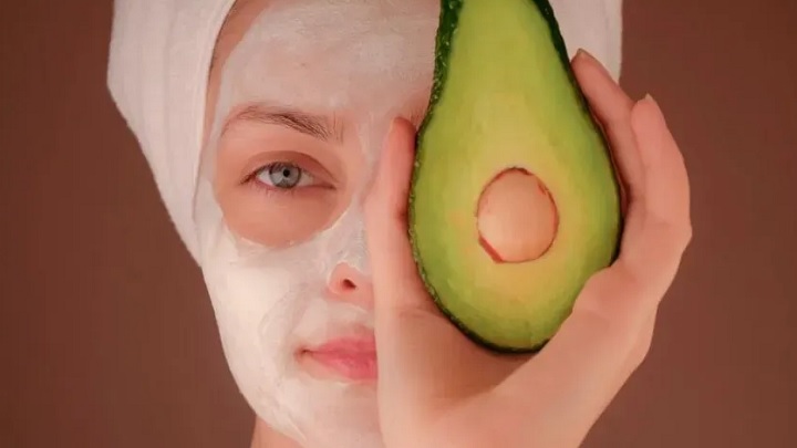 ماسک آووکادو و عسل برای آفتاب سوختگی ماسک آووکادو و عسل برای آفتاب سوختگی