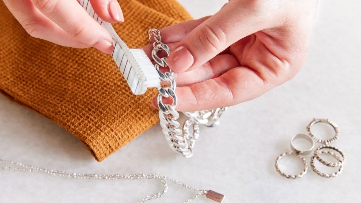 ترفندهای کاربردی برای براق کردن زیورآلات نقره ترفندهای کاربردی برای براق کردن زیورآلات نقره