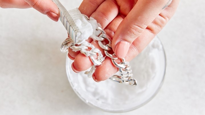 استفاده از خمیردندان برای براق کردن زیورآلات نقره استفاده از خمیردندان برای براق کردن زیورآلات نقره