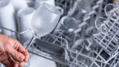 چرا ظروف در ماشین ظرفشویی کدر میشوند؟ + راهحل