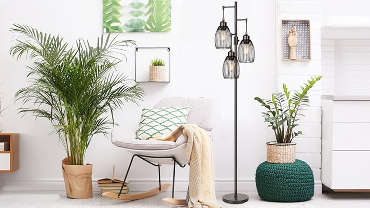 آباژور کنار سالنی زیبا و شیک