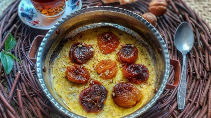 اضافه کردن کره در تهیه قیسی تخم مرغ اضافه کردن کره در تهیه قیسی تخم مرغ