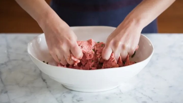 مخلوط گوشت‌ چرخ‌کرده برای تهیه کباب تابه‌ای بادمجان کبابی