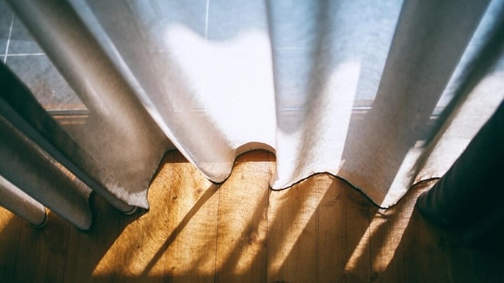 استفاده از پرده برای کاهش گرمای ناشی از خورشید در تابستان استفاده از پرده برای کاهش گرمای ناشی از خورشید در تابستان