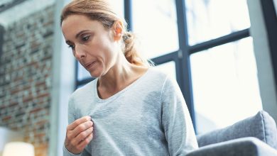 درمان خانگی گرگرفتگی یائسگی که مثل داروخانه طبیعی عمل میکند