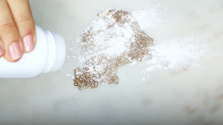 ترفند پودر بچه برای باز کردن گره گردنبند ترفند پودر بچه برای باز کردن گره گردنبند