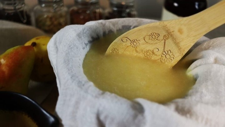 رد کردن مواد از صافی برای تهیه شربت گلابی رد کردن مواد از صافی برای تهیه شربت گلابی