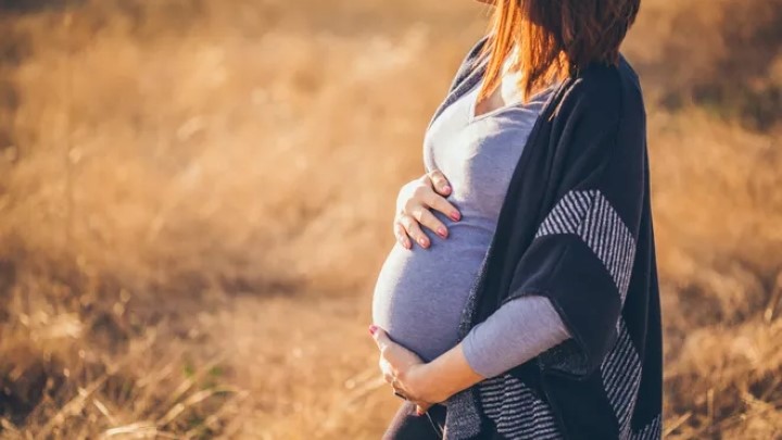 هنگام حمام آفتاب گرفتن در دوران بارداری، از پوست خود در مقابل اشعه های مضر آفتاب محافظت کنید