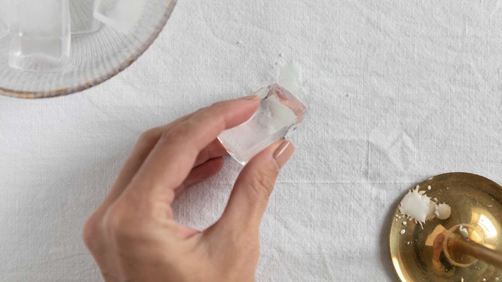 روش کاربردی برای پاک کردن لکه شمع از سطوح مختلف روش کاربردی برای پاک کردن لکه شمع از سطوح مختلف