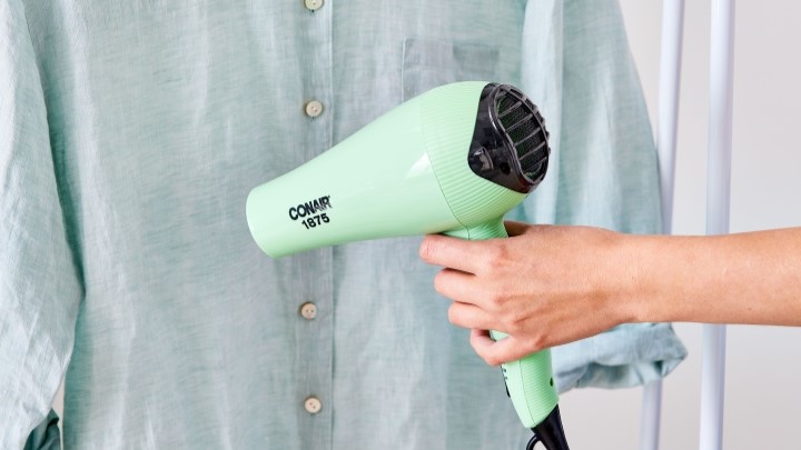 استفاده از سشوار برای از بین بردن چروک لباس بدون اتو استفاده از سشوار برای از بین بردن چروک لباس بدون اتو