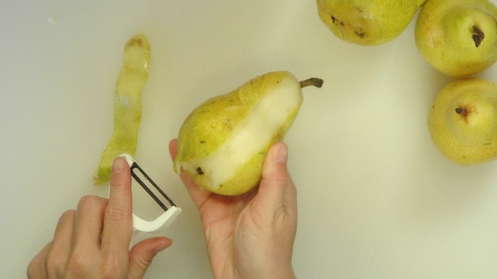 آماده سازی گلابی برای تهیه دسر گلابی پخته با دارچین و هل آماده سازی گلابی برای تهیه دسر گلابی پخته با دارچین و هل