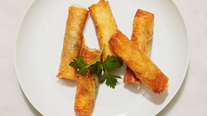 مراحل تهیه بورک میگو با خمیر آماده