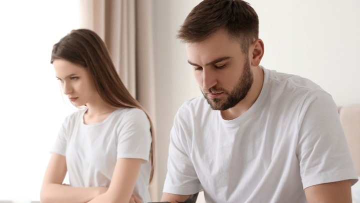 جدا شدن عاطفی از نشانه‌هایی که نامزدتان دیگر نمی‌خواهد با شما ازدواج کند