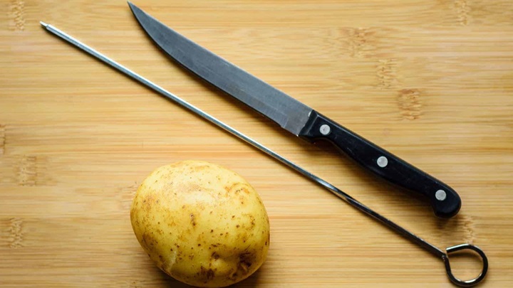مراحل تیز کردن چاقو با سیب زمینی