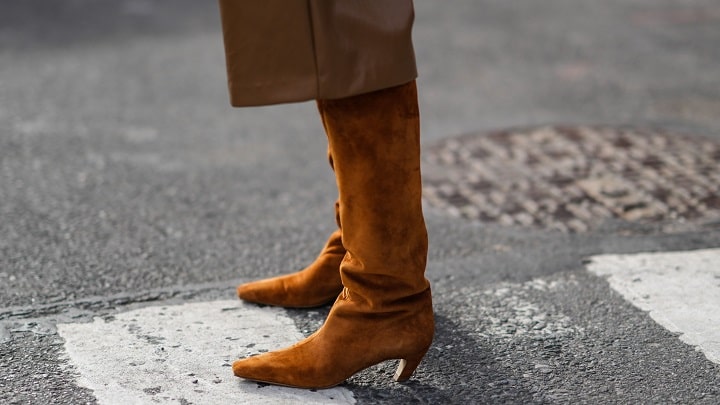 چکمه‌های جیر یکی از مدل کفش‌های ترند پاییز 1403