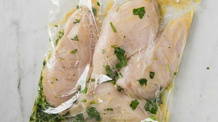 مراحل تهیه مواد مرینیت با سس پستو مراحل تهیه مواد مرینیت با سس پستو