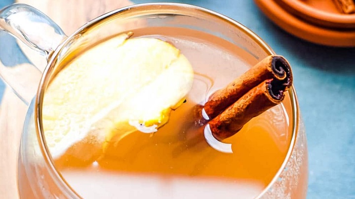 رسپی دمنوش سیب و گلابی با دارچین