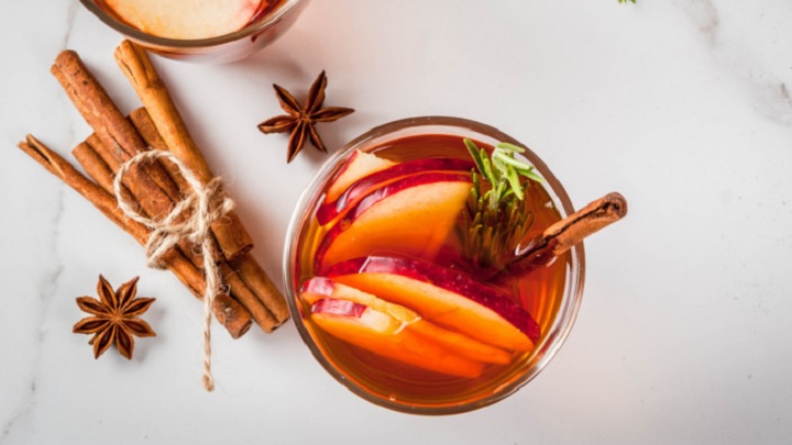 طرز تهیه دمنوش سیب، گلابی و دارچین طرز تهیه دمنوش سیب، گلابی و دارچین