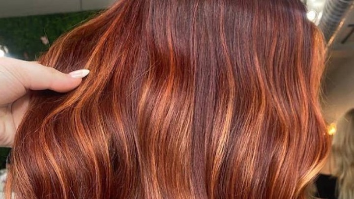 بالیاژ کاراملی زنجبیلی از رنگ موی پاییزی ترند 2024