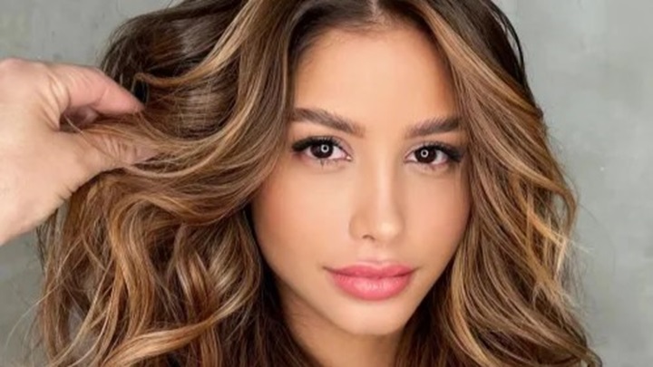 هایلایت طلایی کاراملی دور صورت از رنگ موی پاییزی ترند 2024