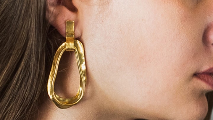 جنس گوشواره بر دوام و ظاهر آن تاثیر میگذارد جنس گوشواره بر دوام و ظاهر آن تاثیر میگذارد