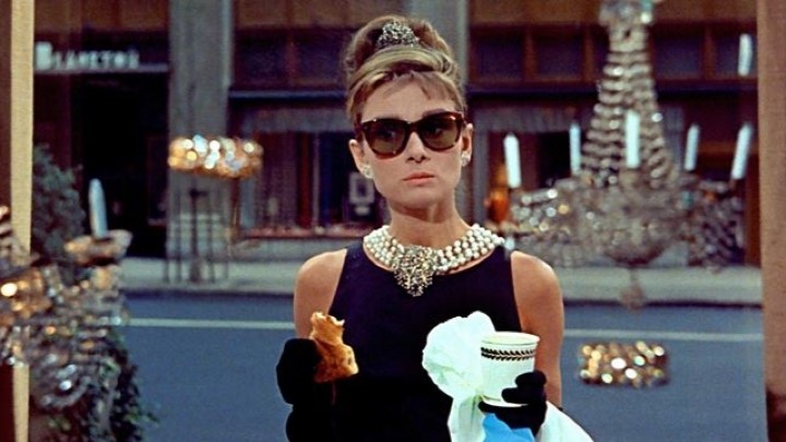صبحانه در تیفانی (Breakfast at Tiffany's) از بهترین فیلم‌هایی که بر اساس داستان‌های کوتاه ساخته شده‌اند