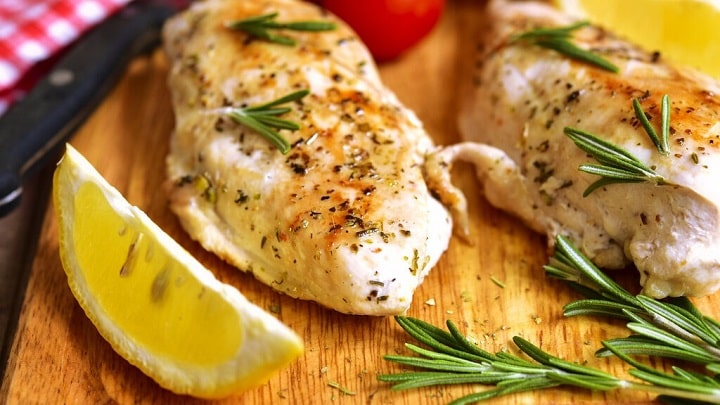 مراحل تهیه خوراک مرغ با رزماری و زنجبیل مراحل تهیه خوراک مرغ با رزماری و زنجبیل