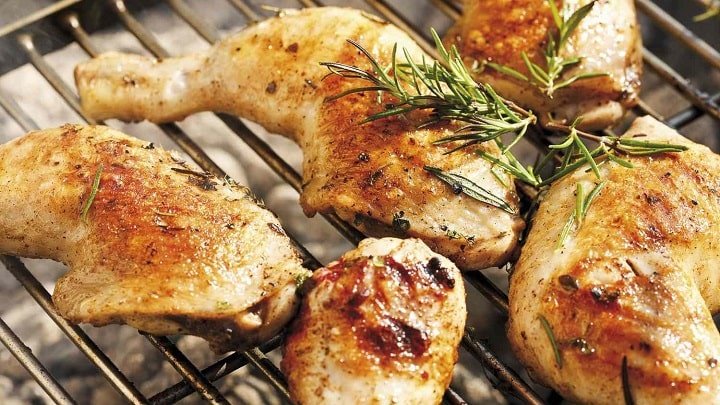 سرو کردن خوراک مرغ با رزماری و زنجبیل سرو کردن خوراک مرغ با رزماری و زنجبیل